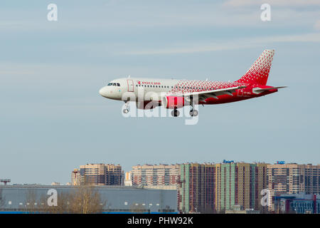 Sankt Petersburg, Russland - 09 April, 2017: fliegt der Airbus A 319-111 (VP-Bnj) Airline Rossiya Russian Airlines". Flugzeuge Name "Samara". Die Ebene Stockfoto