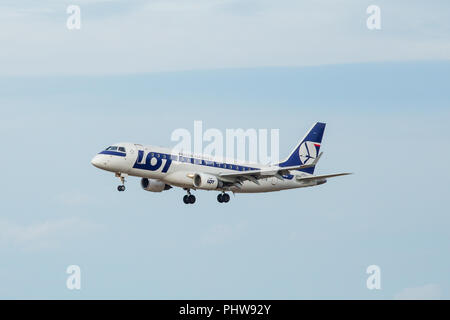 Sankt Petersburg, Russland - 09 April 2017: Fliegen die Embraer 170-200 LR (SP-LIK) Fluggesellschaft "LOT Polish Airlines". Stockfoto