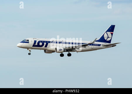 Sankt Petersburg, Russland - 09 April 2017: Fliegen die Embraer 170-200 LR (SP-LIK) Fluggesellschaft "LOT Polish Airlines". Stockfoto