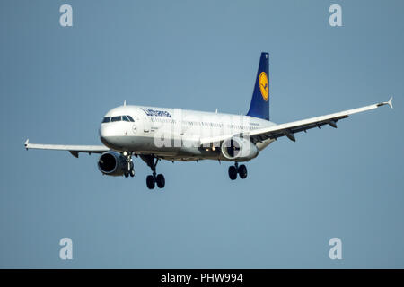 Sankt Petersburg, Russland - 09 April, 2017: fliegt der Airbus A 321-200 der Fluggesellschaft "Lufthansa" Stockfoto