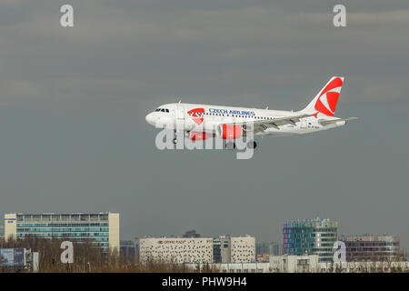 Sankt Petersburg, Russland - 19 April, 2017: fliegt der Airbus A 319-112 (OK-NEM) Fluggesellschaft "Czech Airlines (CSA)". Das Flugzeug geht auf Landung in Pulkovo ai Stockfoto