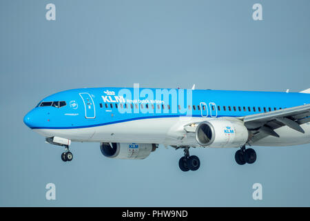 Sankt Petersburg, Russland - 19 April, 2017: Fliegen die Boeing 737-8 K2 (WL) (PH-BGC) Airline KLM Royal Dutch Airlines". Das Flugzeug geht auf Landung am Pul Stockfoto