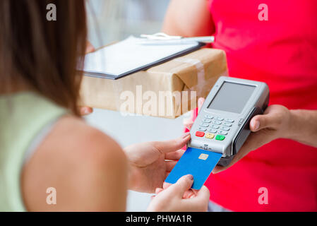 Paketversand mit Pos und Kreditkarte bezahlt Stockfoto