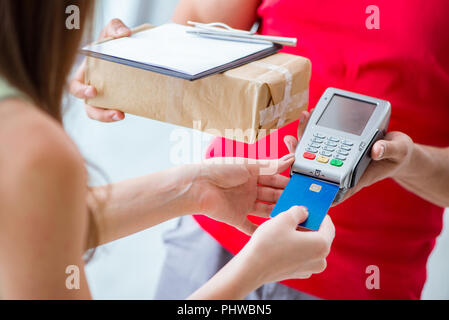 Paketversand mit Pos und Kreditkarte bezahlt Stockfoto