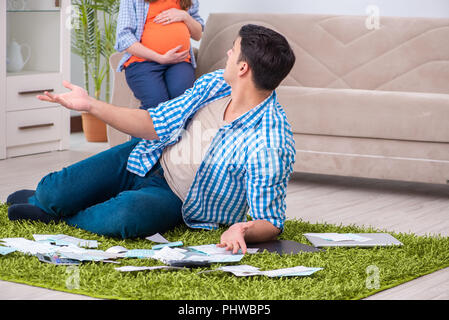 Junge Familie in die Budgetplanung Konzept Stockfoto