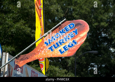 Zeichen für die allgegenwärtigen geräucherte Truthahnbeine am Matthews lebendig Street Fair am Labor Day Wochenende in Matthews, NC USA Stockfoto
