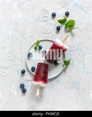Hausgemachte Kokosnuss Eis am Stiel mit frischen Beeren. Stockfoto