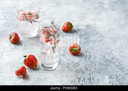 Erdbeere und Rosmarin trinken Stockfoto