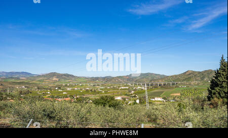 Spanische Landschaft mit grünen Hügeln in der Nähe von Alora und Caminito del Rey, Spanien Stockfoto