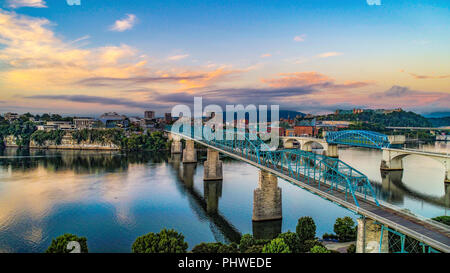 Drone Luftbild der Innenstadt von Chattanooga Tennessee TN und Tennessee River Stockfoto