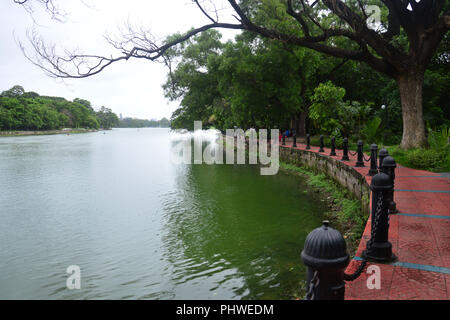 Rabindra Sarobar (bisher als dhakuria See genannt) ist ein künstlicher See in South Kolkata im indischen Bundesstaat Westbengalen. Stockfoto