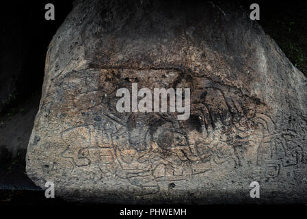 Petroglyph (Stein Gravuren) aus der ersten Zeit der Cajamarca Kultur (1000 v. Chr.). Cumbe Mayo archäologische Stätte, Cajamarca, Peru. Jun 2018 Stockfoto