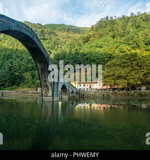 Ponte della Maddalena, auch bekannt als Ponte del Diavolo (Devils Bridge) über den Fluss Serchio in Borgo a Mozzano Lucca, Toskana, Italien Stockfoto