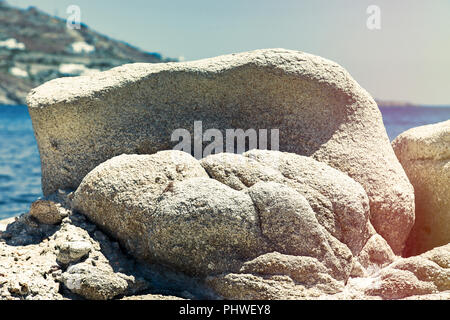 Isolierte vulkanischen Felsen an der Küste der großen Größe in der Nähe der Wasser immitating sculture. Stock Bild. Stockfoto