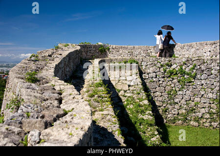 Besucher genießen die Aussicht vom 3. Gehäuse von Kitanakagusuku Nakagusuku Burgruine im Dorf, der Präfektur Okinawa, Japan, am 20. Mai 2012. Nakag Stockfoto