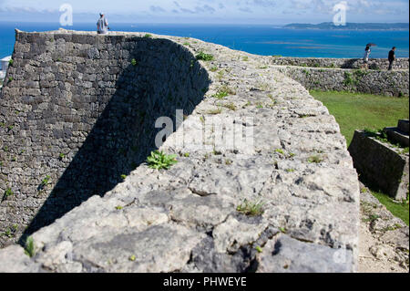 Besucher genießen die Aussicht vom 3. Gehäuse von Kitanakagusuku Nakagusuku Burgruine im Dorf, der Präfektur Okinawa, Japan, am 20. Mai 2012. Nakag Stockfoto