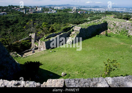 Besucher genießen die Aussicht vom 3. Gehäuse von Kitanakagusuku Nakagusuku Burgruine im Dorf, der Präfektur Okinawa, Japan, am 20. Mai 2012. Nakag Stockfoto