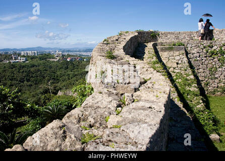 Besucher genießen die Aussicht vom 3. Gehäuse von Kitanakagusuku Nakagusuku Burgruine im Dorf, der Präfektur Okinawa, Japan, am 20. Mai 2012. Nakag Stockfoto