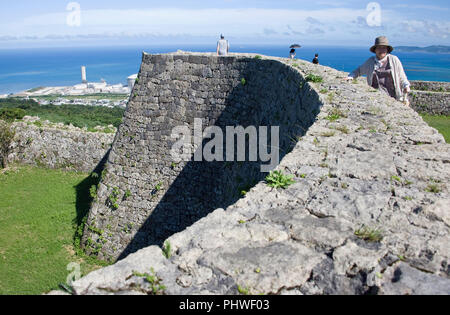 Besucher genießen die Aussicht vom 3. Gehäuse von Kitanakagusuku Nakagusuku Burgruine im Dorf, der Präfektur Okinawa, Japan, am 20. Mai 2012. Nakag Stockfoto