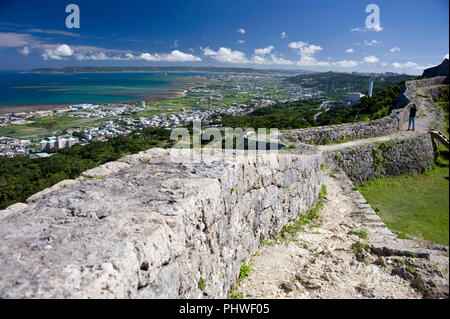 Besucher genießen die Aussicht vom 3. Gehäuse von Kitanakagusuku Nakagusuku Burgruine im Dorf, der Präfektur Okinawa, Japan, am 20. Mai 2012. Nakag Stockfoto