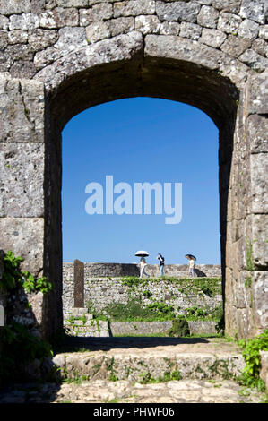 Besucher genießen die Aussicht vom 3. Gehäuse von Kitanakagusuku Nakagusuku Burgruine im Dorf, der Präfektur Okinawa, Japan, am 20. Mai 2012. Nakag Stockfoto