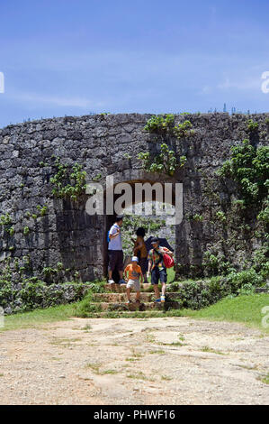 Besucher das Haupttor am Beispiel: Zakimi-burg Burgruinen in Joensuu Dorf, Präfektur Okinawa, Japan, Ausfahrt am 20. Mai 2012. Zwischen 1416 und 1422 durch die gebaut Stockfoto