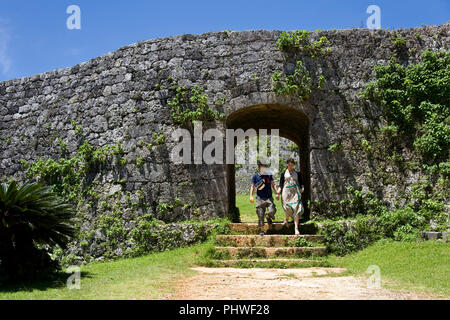 Besucher das Haupttor des Beispiel: Zakimi-burg Burgruinen in Joensuu Dorf, Präfektur Okinawa, Japan, Ausfahrt am 20. Mai 2012. Zwischen 1416 und 1422 durch die gebaut Stockfoto