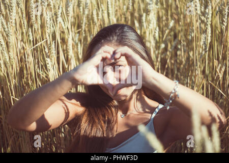 Frau, schön gebräunte Haut lange braune Haare silber Seidenkleid, stehend auf einem Feld Glück, Freiheit, Reisen, Hochzeit, Portrait, weibliche Schönheit Konzept Stockfoto