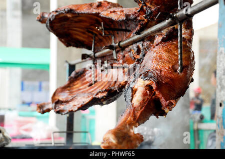 Die rohen Lamm Fleisch wurde mit verschiedenen Gewürzen gemischt und gegrillte mit traditionellen Methoden. Holzkohle wird verwendet, um das Aroma der Gewürze verwendet. Stockfoto