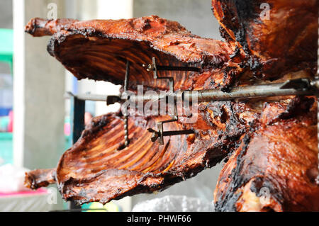 Die rohen Lamm Fleisch wurde mit verschiedenen Gewürzen gemischt und gegrillte mit traditionellen Methoden. Holzkohle wird verwendet, um das Aroma der Gewürze verwendet. Stockfoto