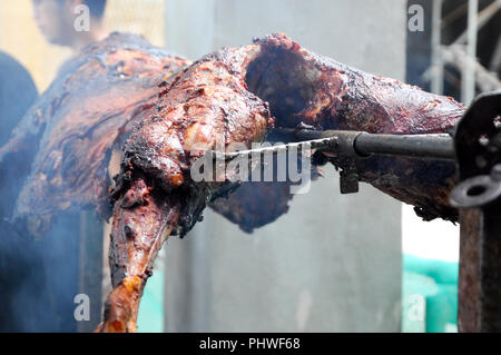 Die rohen Lamm Fleisch wurde mit verschiedenen Gewürzen gemischt und gegrillte mit traditionellen Methoden. Holzkohle wird verwendet, um das Aroma der Gewürze verwendet. Stockfoto