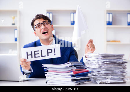 Unternehmer werfen weisse Flagge und Aufgeben Stockfoto