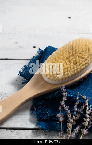 Spa Wellness Konzept mit Lavendel, ätherischen Ölen und Meersalz auf hölzernen Schreibtisch. Stockfoto