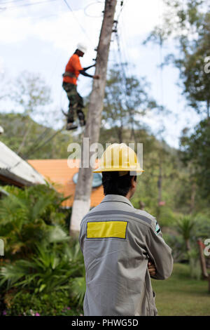 Elektriker Störungssucher Handwerker Arbeiter auf elektrische post Strommast Stockfoto