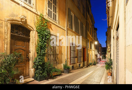 Die alte Straße im historischen Viertel Panier von Marseille im Süden Frankreichs in der Nacht Stockfoto