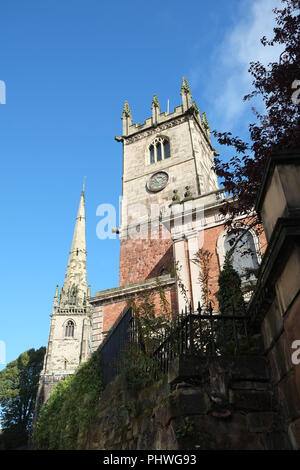 St. Alkmund's (links) und St. Julian's Kirchen in Shrewsbury, Shropshire an einem Sommertag mit blauem Himmel. Von der Fish Street aus gesehen Stockfoto