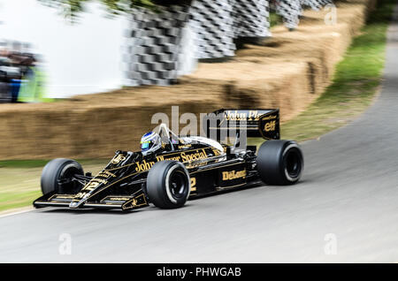 Ayrton Senna Schwarzer Lotus 98 T John Player Special Formel 1-Grand Prix Rennwagen in Goodwood Festival der Geschwindigkeit. Schnell. Bewegungsunschärfe. Lotus Renault 98 T Stockfoto