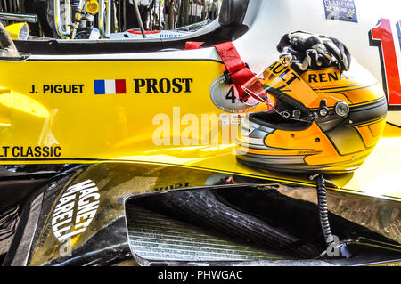 Alain Prost Classic Renault RE40 Formel-1-Grand-prix-Rennwagen beim Goodwood Festival of Speed. J Piguet-Fahrer. Helm und Handschuhe Stockfoto