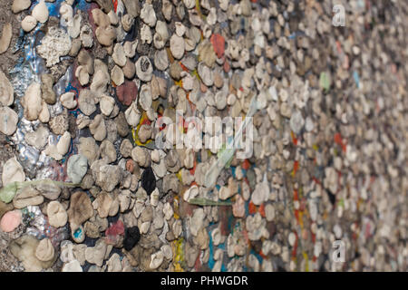 Kaugummis aufgeklebt, um die Überreste der Berliner Mauer Stockfoto