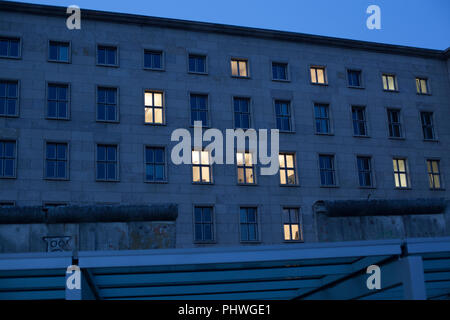 Ein altes Haus hinter die Reste der Berliner Mauer in der Dämmerung Stockfoto