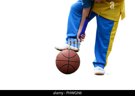 Schule boe Hand Pumpen nach oben Basketball über weißen Hintergrund Stockfoto