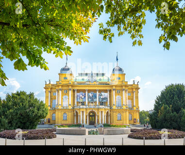 Das Kroatische Nationaltheater in Zagreb, Kroatien an einem Sommertag. Stockfoto