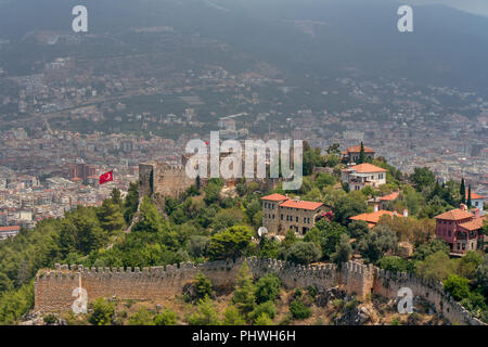 Von oben hoch oben Blick auf die Burg von Alanya, mit dem Rand der Südküste Stadt Alanya, Türkei in den Boden zurück. Stockfoto