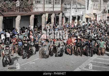 Indigenen Männer aus den umliegenden Gemeinden März in den Straßen während der Inti Raymi feiern in Cotacachi, Ecuador Stockfoto