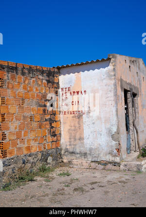 Alte kommunistische Propaganda Nachricht an die Wand geschrieben, Cunene Provinz, Cahama, Angola Stockfoto