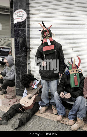 Junge Männer in Inti Raymi Kostümen in Otavalo, Ecuador Stockfoto