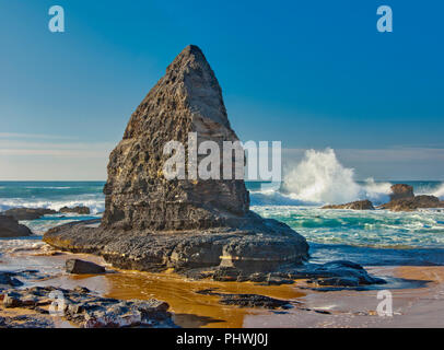 Ein Felsbrocken auf der Costa Vicentina Küste der Algarve, Portugal Stockfoto