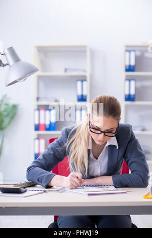 Geschäftsfrau, die Arbeiten an ihrem Schreibtisch im Büro Stockfoto