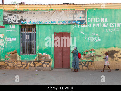 Angolanische Volk vorbei vor der Garage, Provinz Benguela, Benguela, Angola Stockfoto