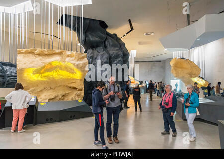 Besucher in L'Atelier de Lascaux (Studio), Internationales Zentrum für Kunst und Höhle (IV), Montignac Lascaux, Dordogne, Frankreich Stockfoto